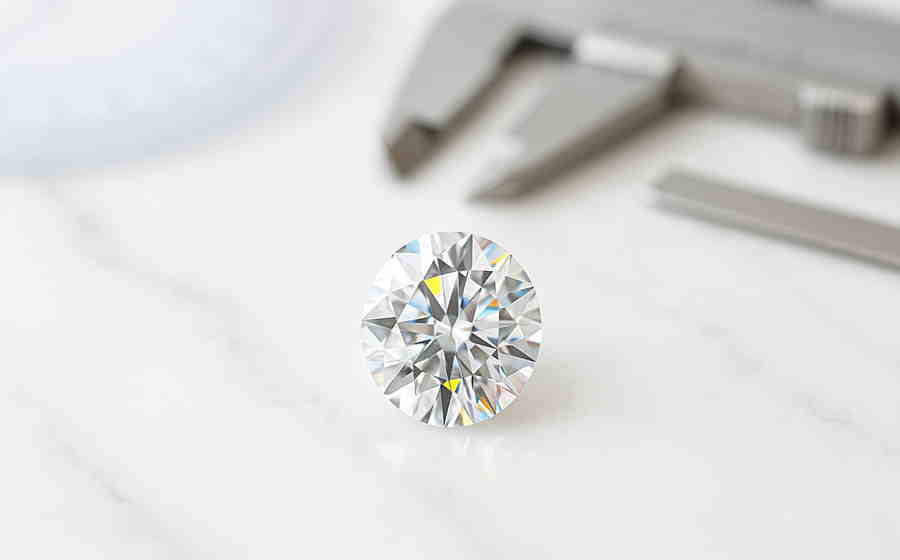 ノギスとラウンドダイヤで説明するダイヤモンド カットのプロポーション